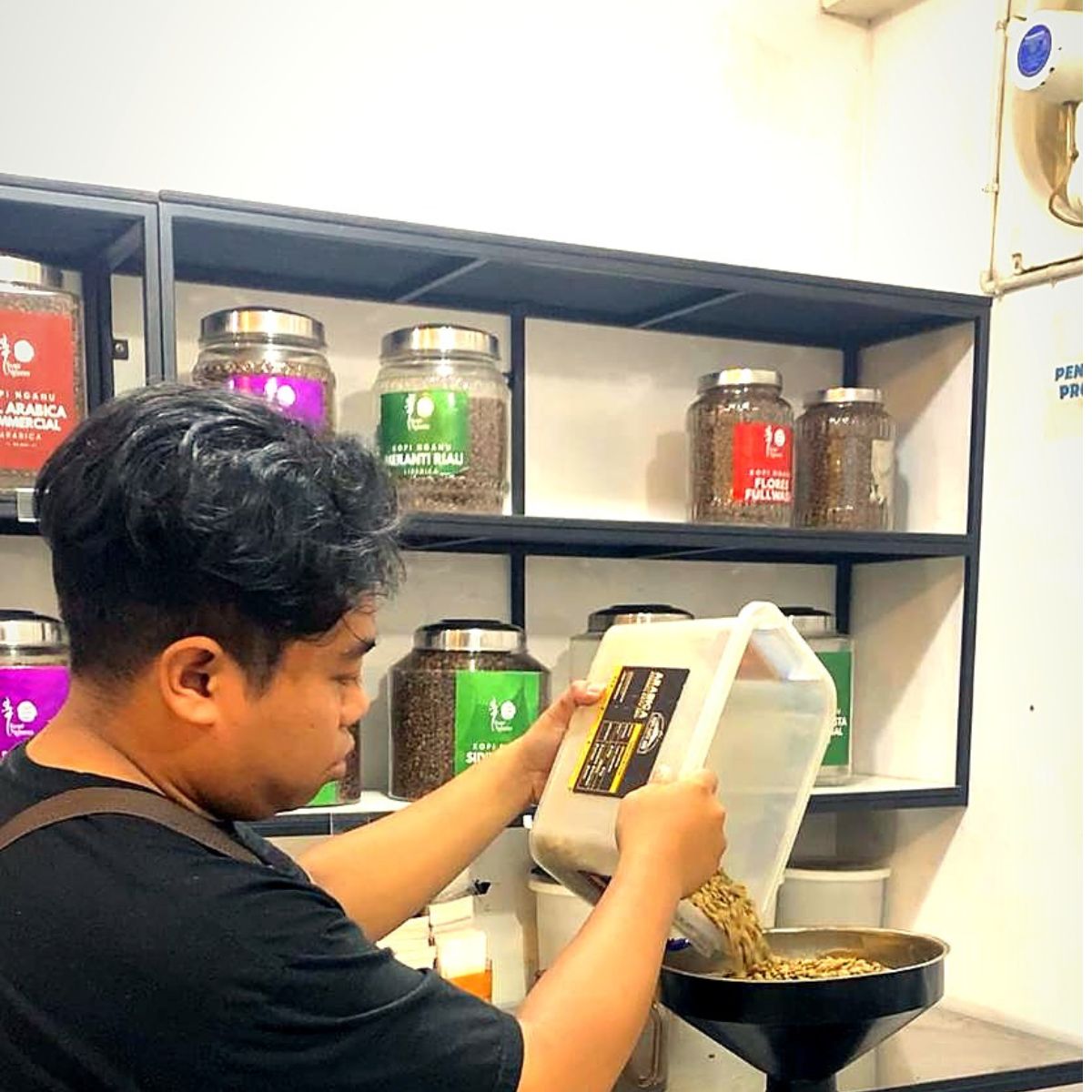 Proses roasting kopi Kopi Nganu di Pekanbaru