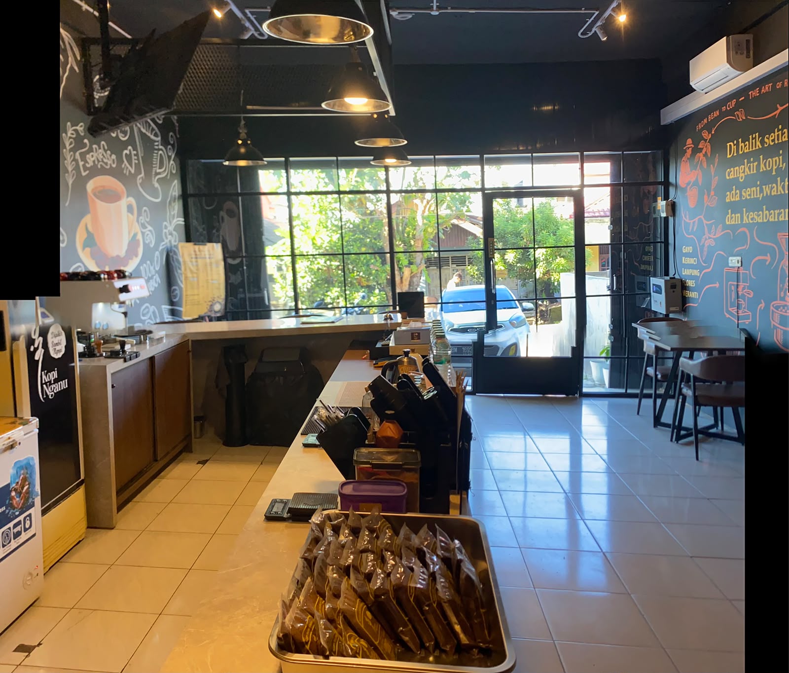 Suasana dalam Kopi Nganu Indonesia di Jl. Permadani Raya II