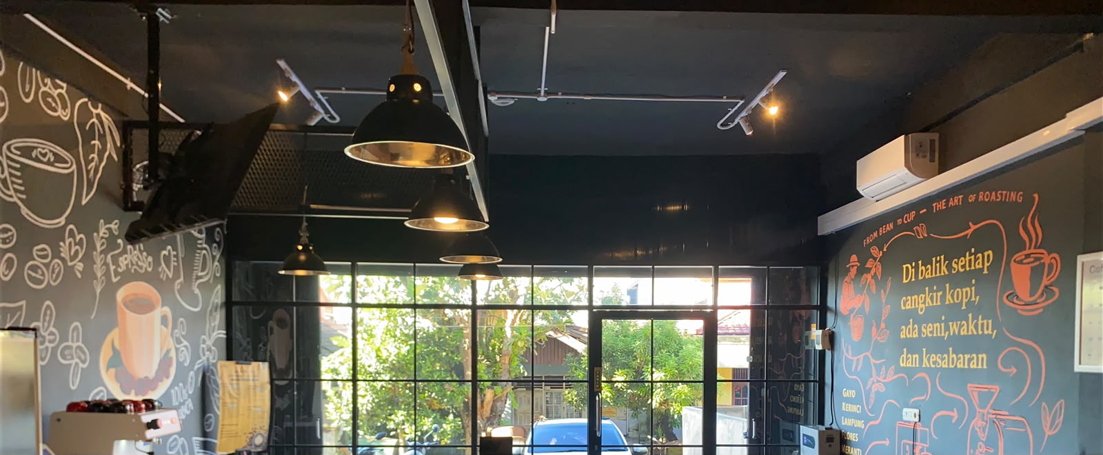 Suasana dalam toko Kopi Nganu Indonesia di Jl. Permadani Raya II