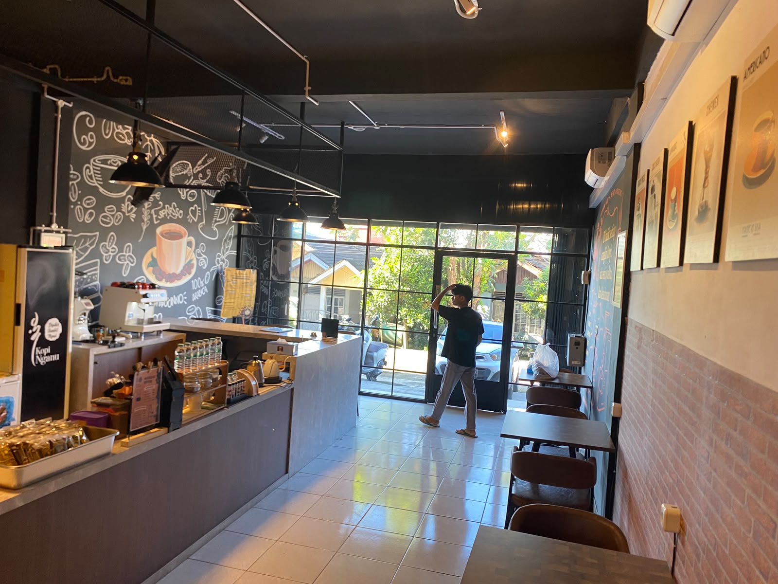 Suasana interior Kopi Nganu Café Pekanbaru