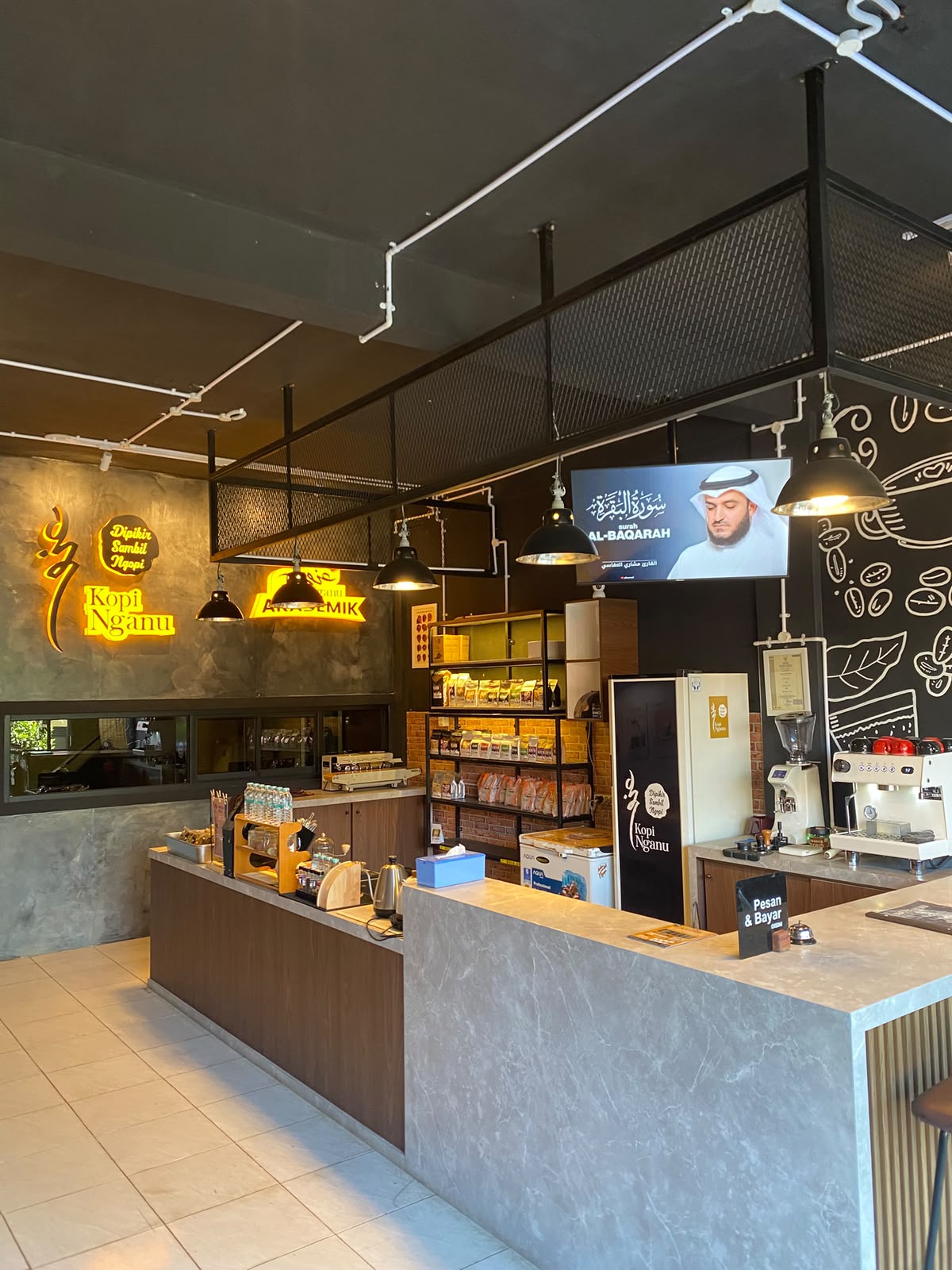 Display produk Kopi Nganu Indonesia di toko